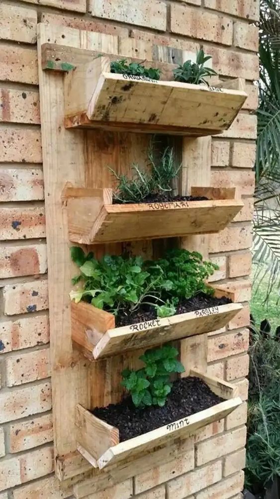 20+ inspirací na nástěnné květináče, které vám nezaberou téměř žádné místo!