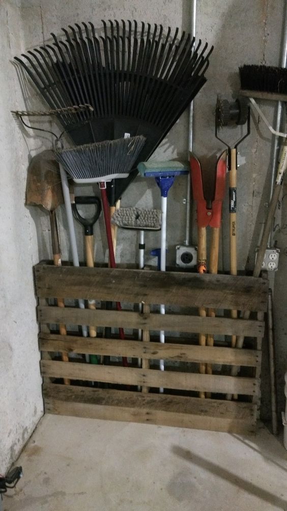 Hledáte originální držák pro vaše nářadí? Vyzkoušejte obyčejnou paletu!