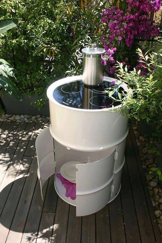 Nevíte co se starým plechovým sudem? Využijte jej jako grill či zahradní dřez!
