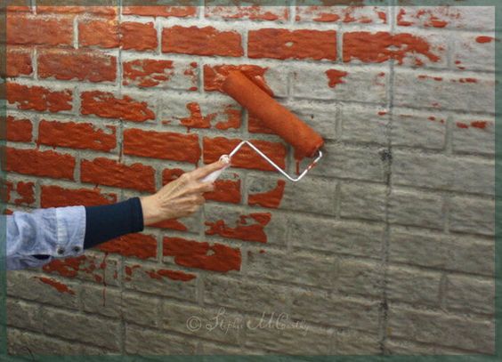 Jak postavit falešnou cihlovou zeď za pomoci cihlových obkladů a bílé barvy!