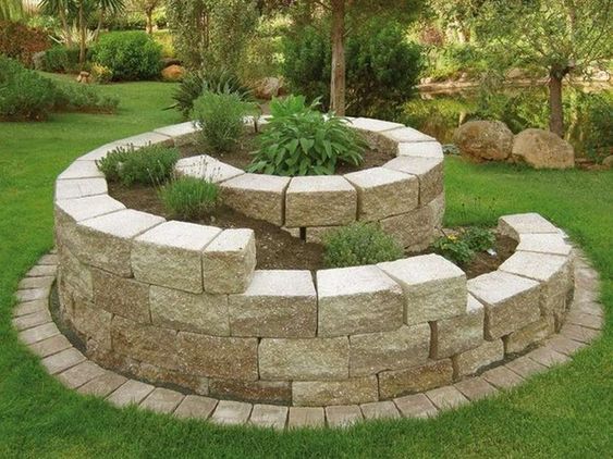 Inspirace na letošní zahrádkářskou sezonu: 20+ krásných spirálovitých zahradních skalek!