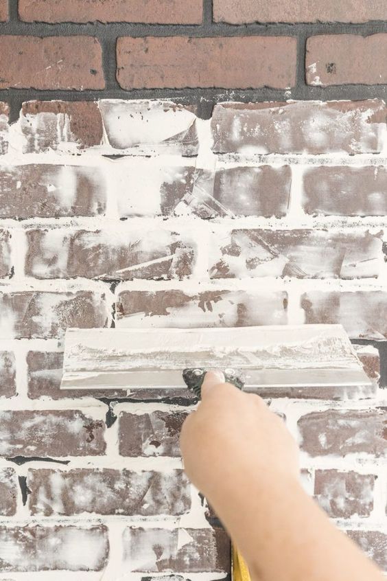 Jak postavit falešnou cihlovou zeď za pomoci cihlových obkladů a bílé barvy!