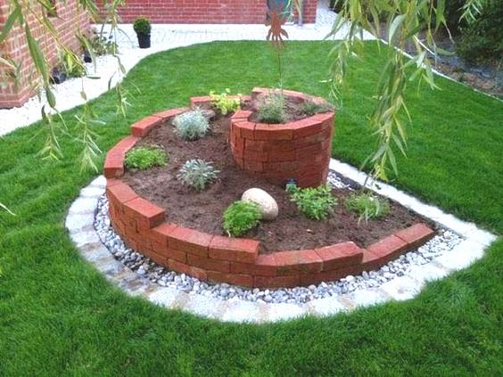 Inspirace na letošní zahrádkářskou sezonu: 20+ krásných spirálovitých zahradních skalek!