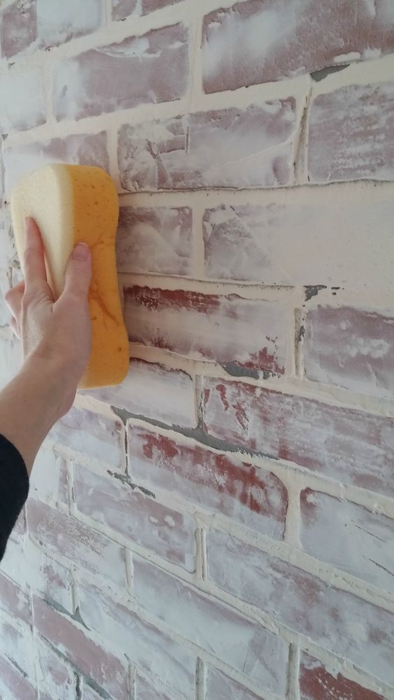 Jak postavit falešnou cihlovou zeď za pomoci cihlových obkladů a bílé barvy!