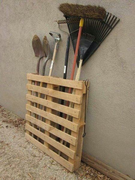 Hledáte originální držák pro vaše nářadí? Vyzkoušejte obyčejnou paletu!