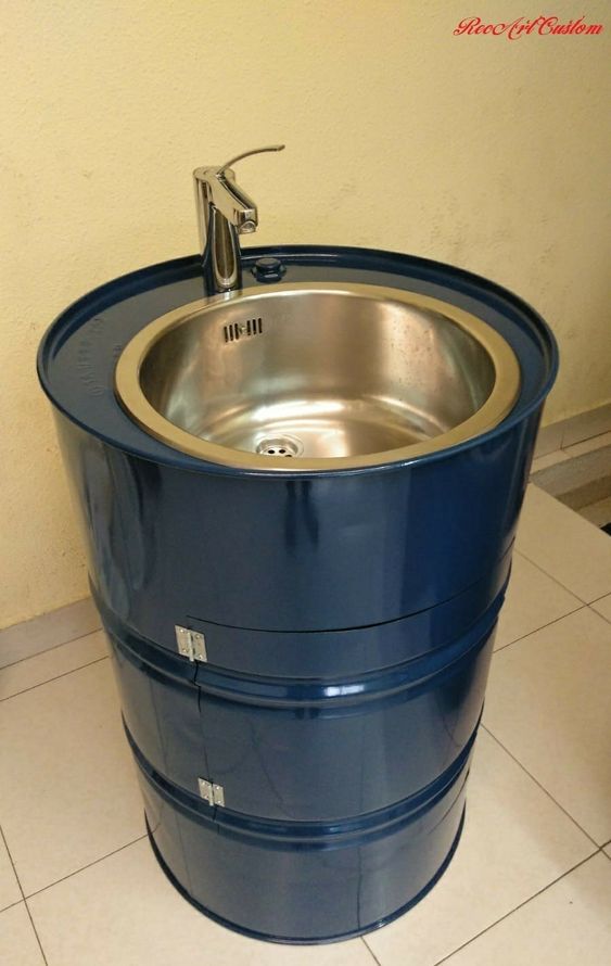 Nevíte co se starým plechovým sudem? Využijte jej jako grill či zahradní dřez!