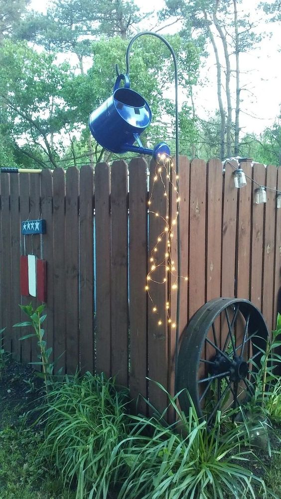 Inspirace na originální zahradní dekoraci: Spojili jsme světelný řetěz a konev!
