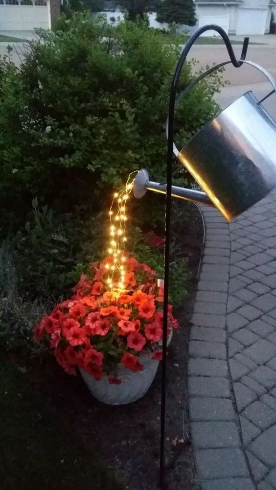 Inspirace na originální zahradní dekoraci: Spojili jsme světelný řetěz a konev!