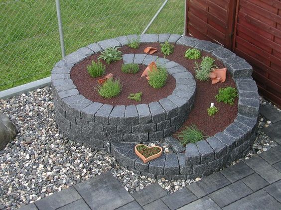 Inspirace na letošní zahrádkářskou sezonu: 20+ krásných spirálovitých zahradních skalek!