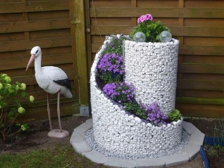 Inspirace na letošní zahrádkářskou sezonu: 20+ krásných spirálovitých zahradních skalek!