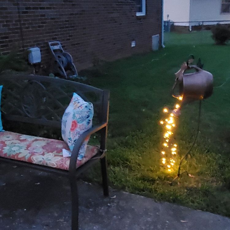 Inspirace na originální zahradní dekoraci: Spojili jsme světelný řetěz a konev!