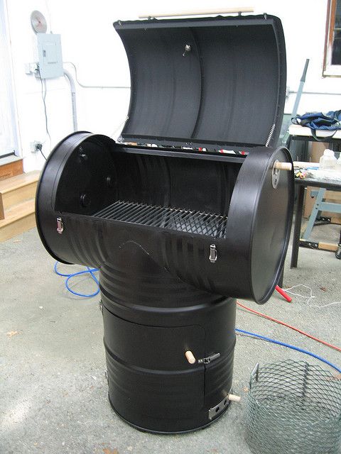 Nevíte co se starým plechovým sudem? Využijte jej jako grill či zahradní dřez!