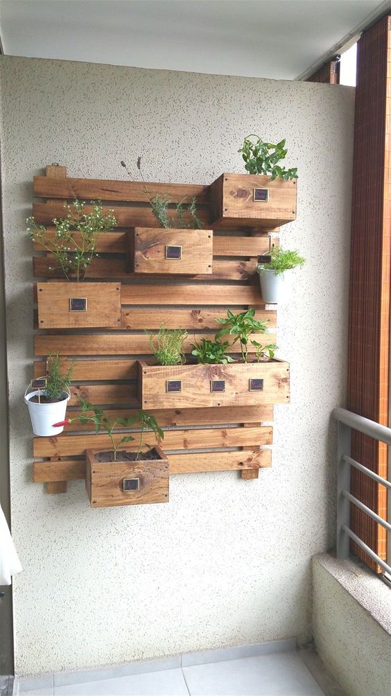 20+ inspirací na nástěnné květináče, které vám nezaberou téměř žádné místo!