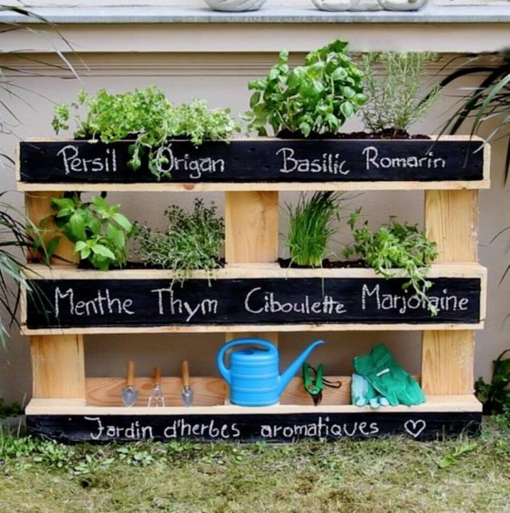 20+ levných a krásných inspirací na praktické a úsporné zahradní květináče
