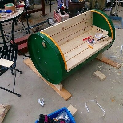 Nevíte co se starým plechovým sudem? Využijte jej jako grill či zahradní dřez!