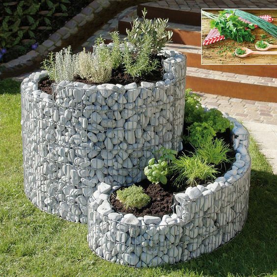 Inspirace na letošní zahrádkářskou sezonu: 20+ krásných spirálovitých zahradních skalek!