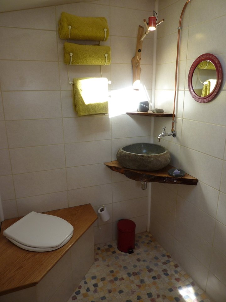 Rustikální chata obklopená břízami, jasany a duby
