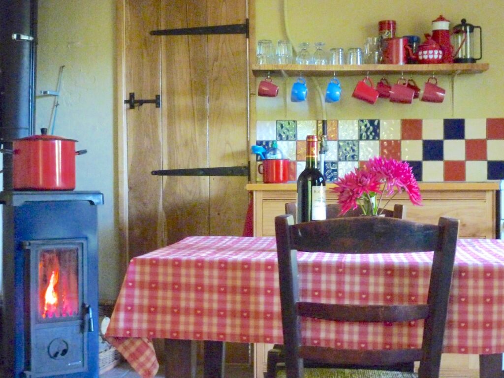 Rustikální chata obklopená břízami, jasany a duby