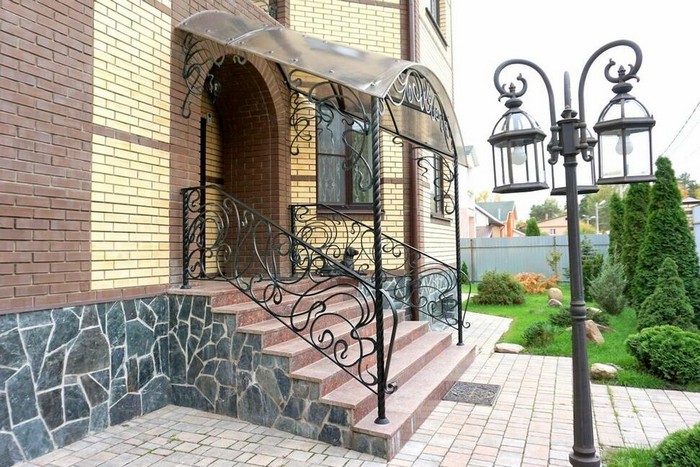 Krásná ochrana před sněhem a deštěm: 50 nápadů na stříšky nad vchody