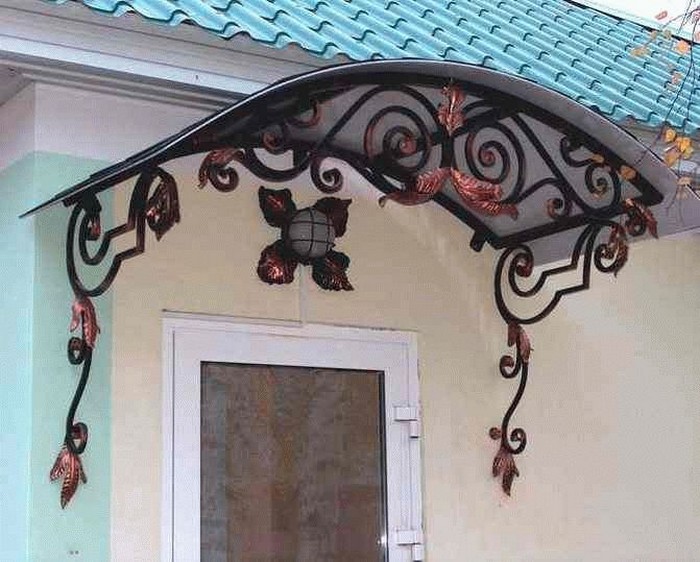Krásná ochrana před sněhem a deštěm: 50 nápadů na stříšky nad vchody