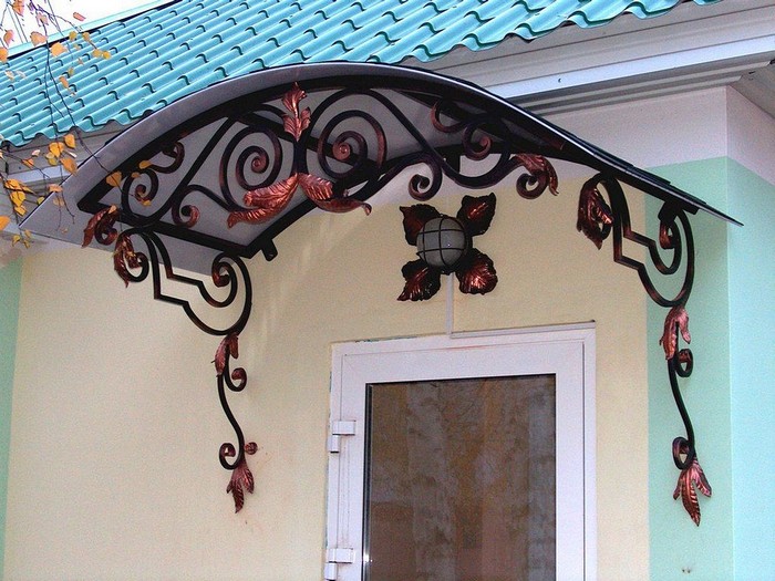 Krásná ochrana před sněhem a deštěm: 50 nápadů na stříšky nad vchody