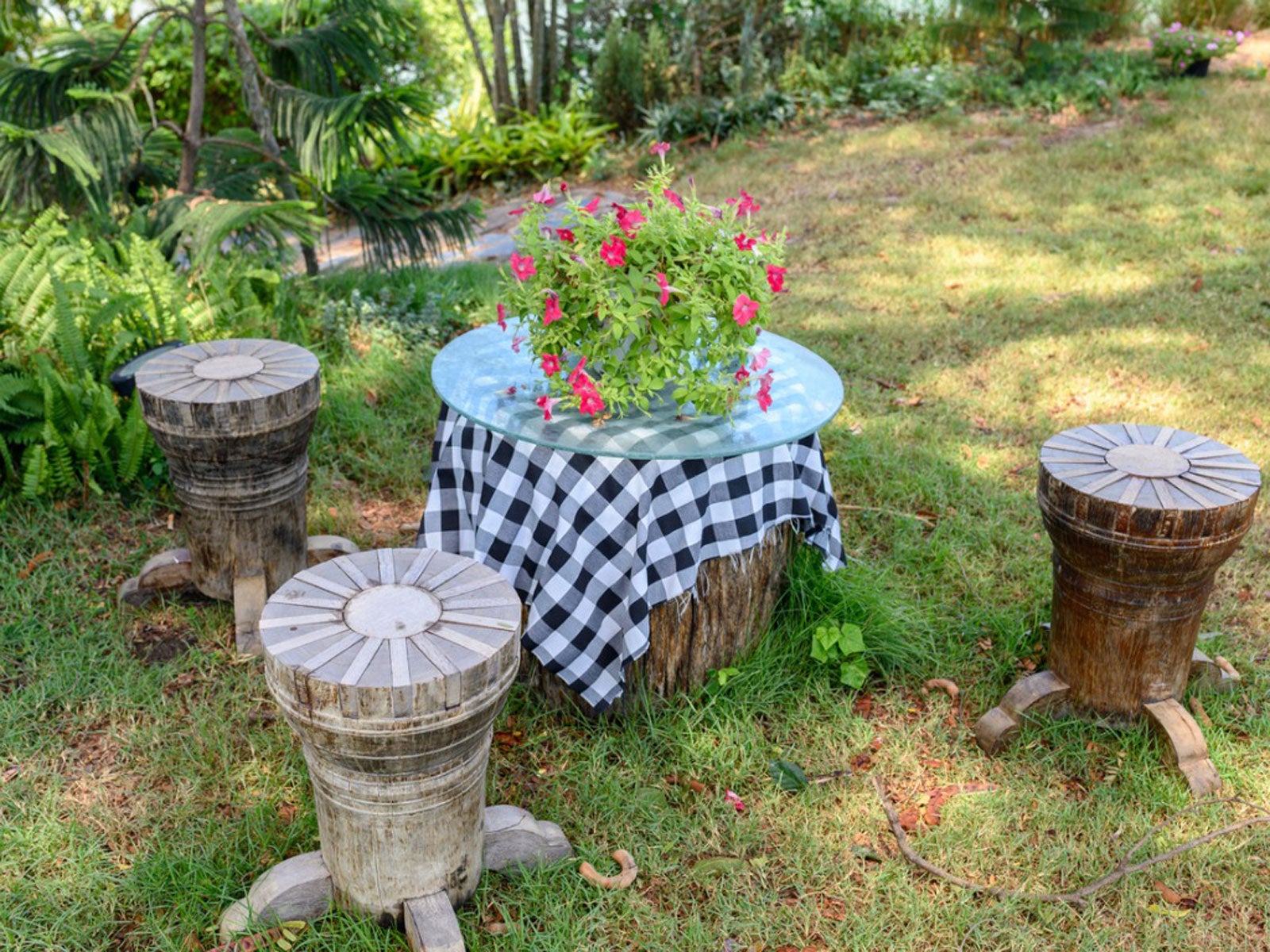 Inexpensive Backyard Design: Outdoor Decorating On A Budget