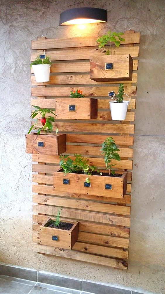 Inspirace na levné a krásné poličky na Váš balkón nebo terasu – Inspirujte se