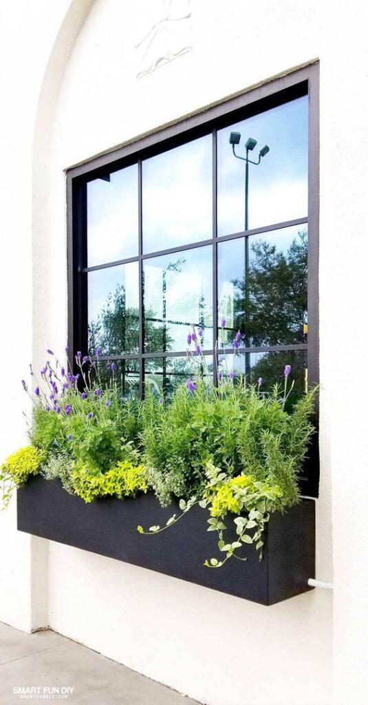 Přeměňte své truhlíky a květináče v krásné dekorace na parapety: 40+ inspirací