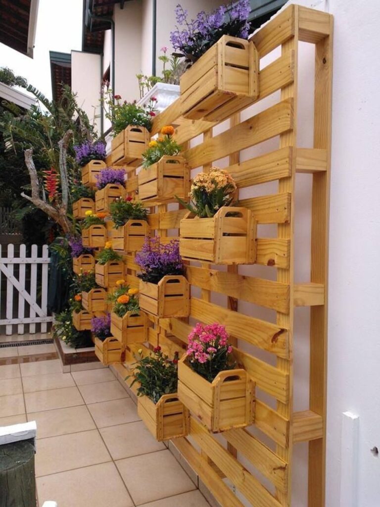 30 nápadů na vertikální květinové záhony, které zvládnete svépomocí