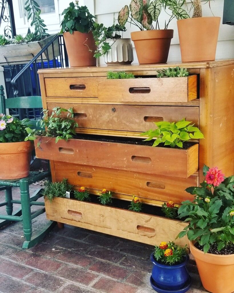 Starý nábytek jako dekorace na květiny: 25 inspirativních proměn