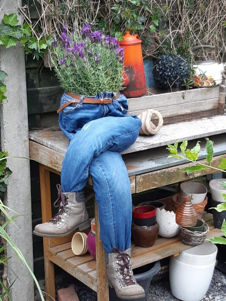 Vtipné květináče z rifloviny: 25 nápadů pro dům, balkon i zahradu, které zvednou náladu