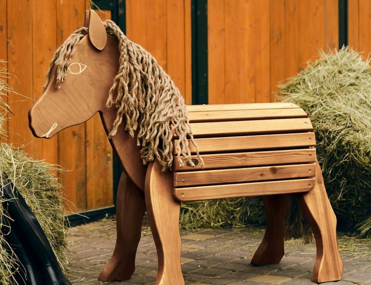 Dřevění koně do zahrady: 20 inspirací pro elegantní dekoraci i zábavu pro děti