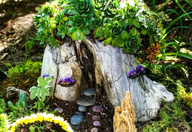 15+ kreativních nápadů na dekorace z pařezů do zahrady, které oživí každý kout