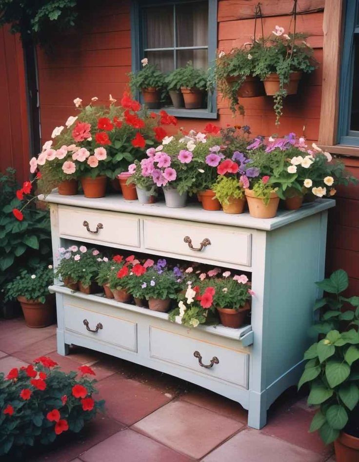 Starý nábytek jako dekorace na květiny: 25 inspirativních proměn