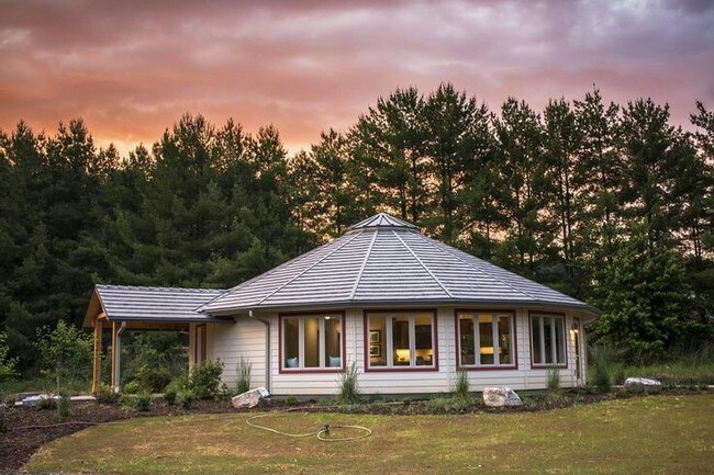 Nádherné návrhy kulatých venkovských domů: 30 fotografií