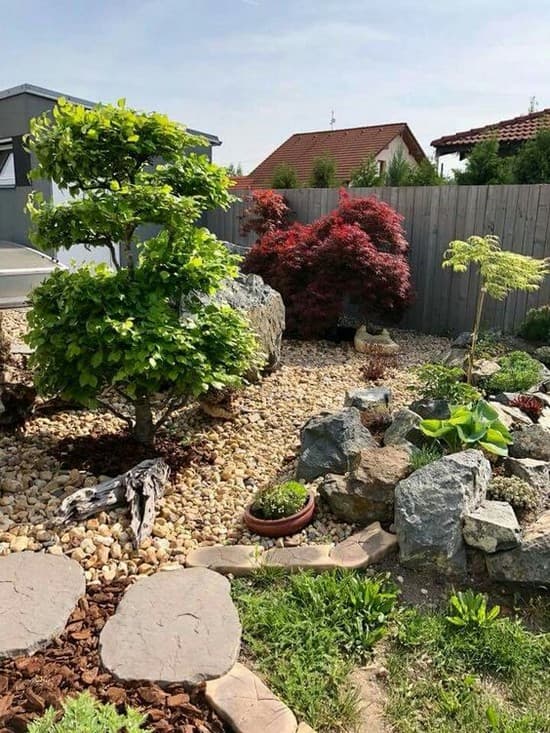 Zahradní design se skalou: 35+ inspirativních příkladů skalek a květinových záhonů pro váš pozemek