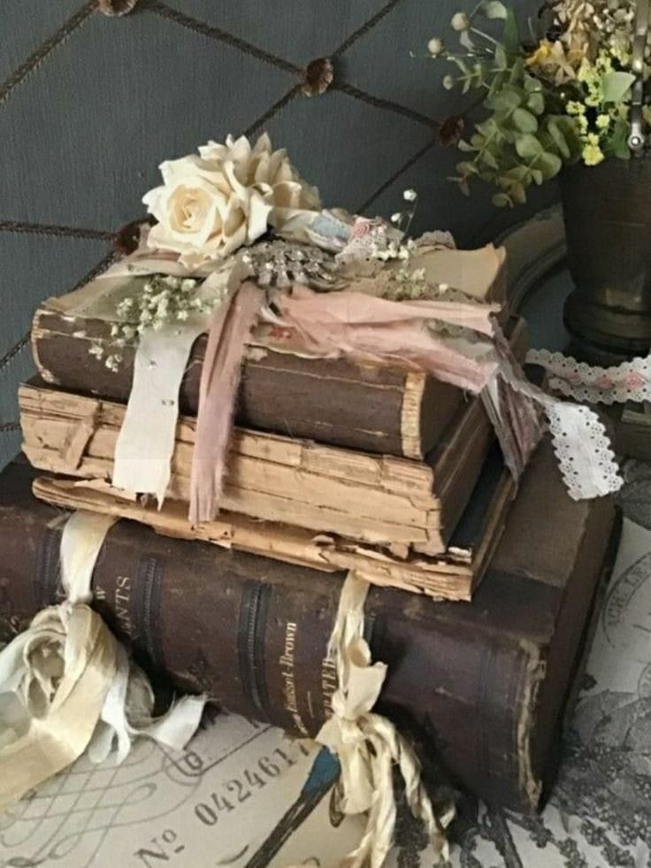 Staré knihy jako dekorace: jak z nich udělat okouzlující prvek interiéru – 30 inspirací