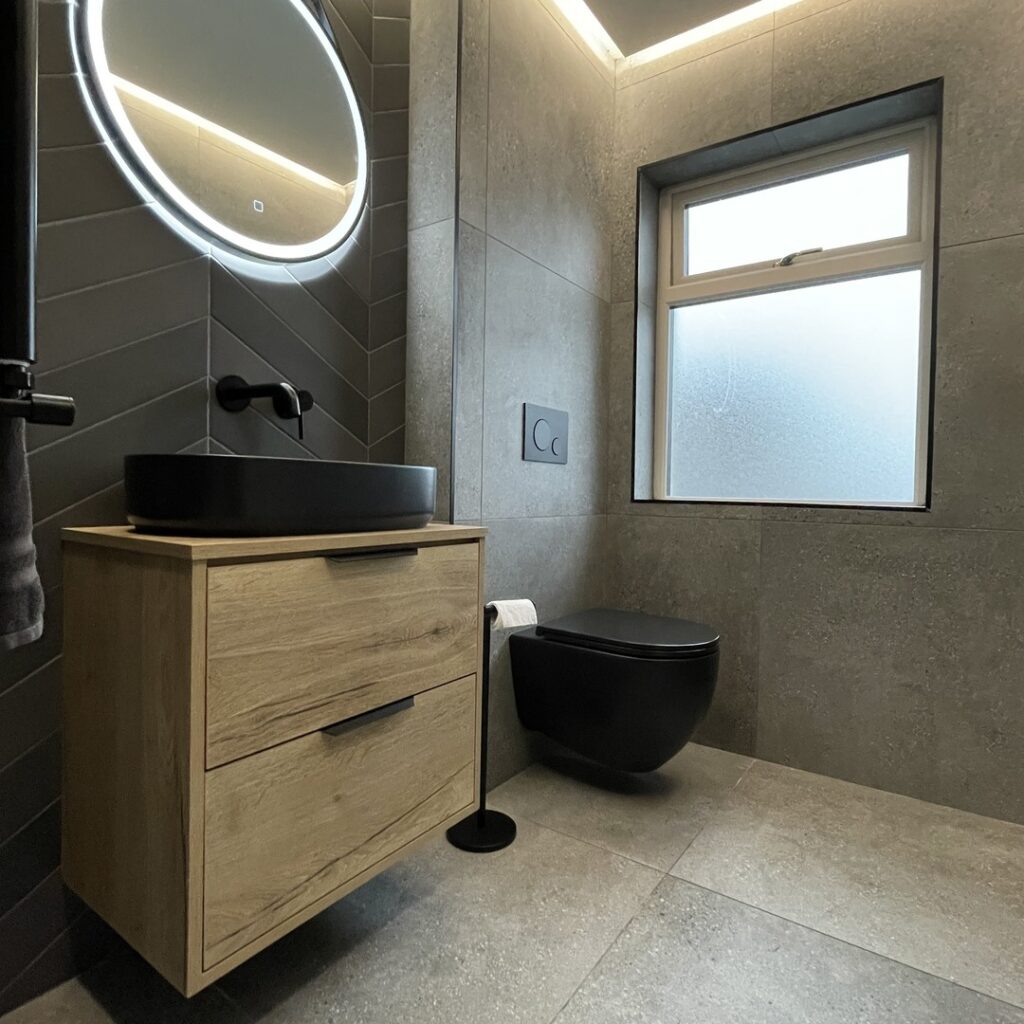 Elegance v černé, antracitové a tmavém dřevě: 20 inspirací pro koupelnu s wow efektem
