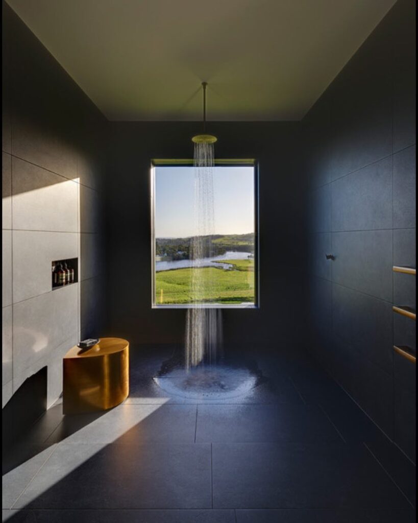 Elegance v černé, antracitové a tmavém dřevě: 20 inspirací pro koupelnu s wow efektem