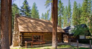 Dřevěný srub u jezera Lake Tahoe jako z pohádky!