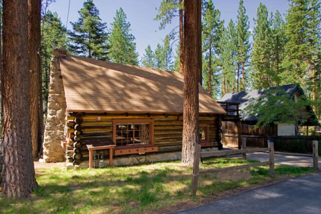 Dřevěný srub u jezera Lake Tahoe jako z pohádky!
