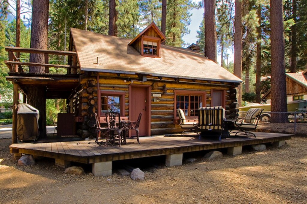Dřevěný srub u jezera Lake Tahoe jako z pohádky!