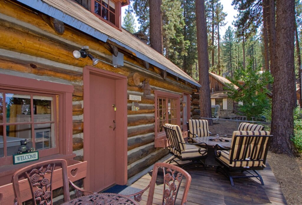 Dřevěný srub u jezera Lake Tahoe jako z pohádky!