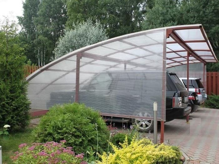 Přístřešek pro auto z polykarbonátu: 25+ nápadů, které spojují design a praktičnost
