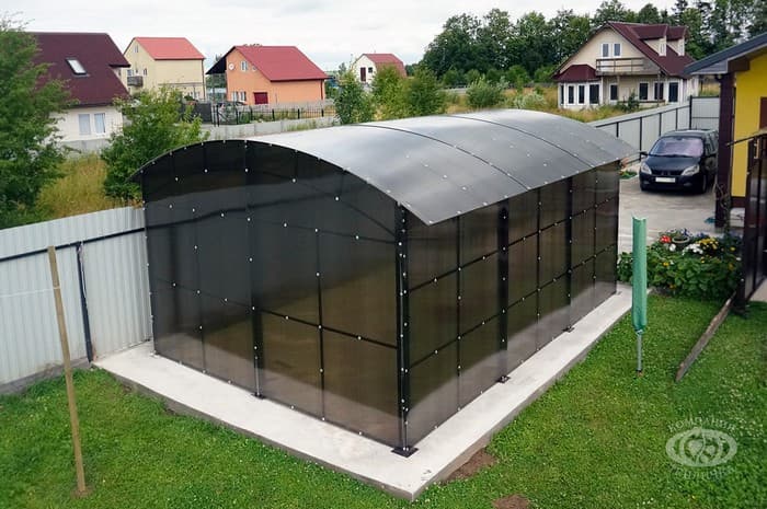 Přístřešek pro auto z polykarbonátu: 25+ nápadů, které spojují design a praktičnost