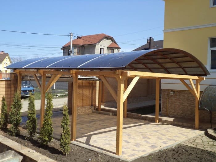 Přístřešek pro auto z polykarbonátu: 25+ nápadů, které spojují design a praktičnost