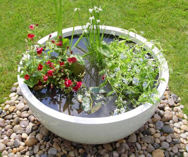 Mini jezírka bez výkopu: 40 DIY inspirací do nádob pro terasu, dvůr i balkon