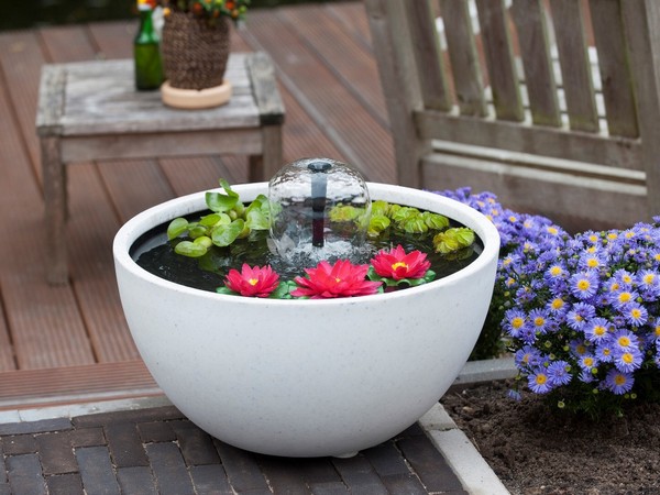 Mini jezírka bez výkopu: 40 DIY inspirací do nádob pro terasu, dvůr i balkon