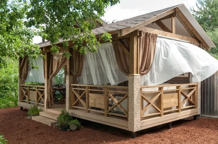 Závěsy, které promění altán: 40 inspirací pro útulnější atmosféru