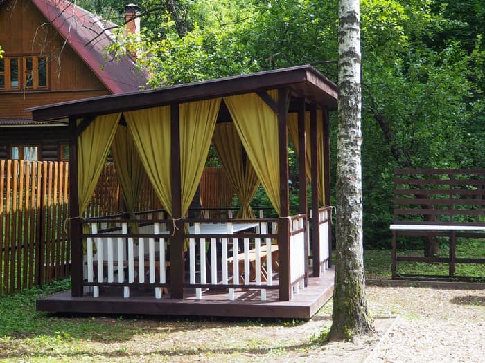 Závěsy, které promění altán: 40 inspirací pro útulnější atmosféru
